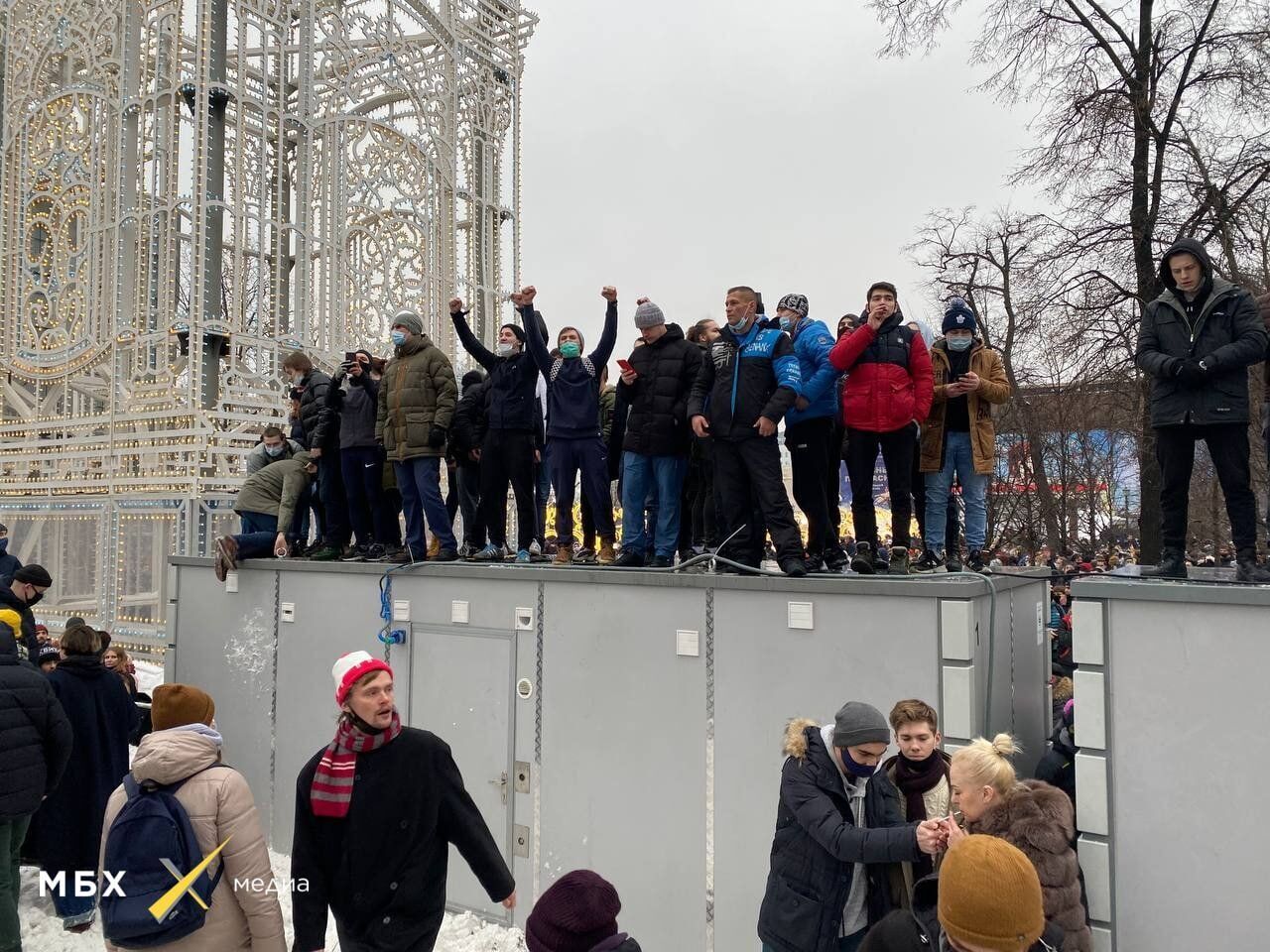 Протестувальники на дахах туалетів на Пушкінській площі