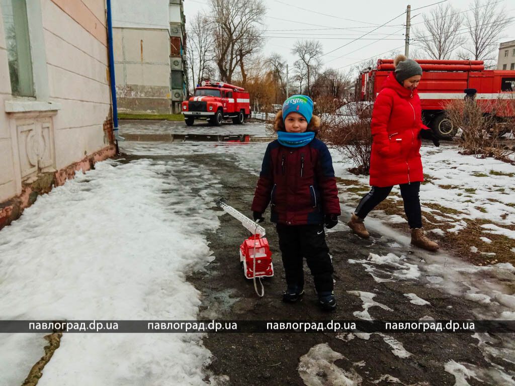 На Дніпропетровщині спалахнув гуртожиток. Фото та відео з місця НП