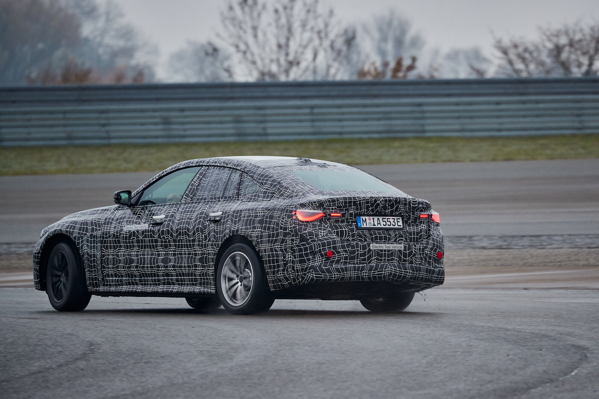 В компании обещают, что полностью заряженная BMW i4 сможет преодолеть до 600 км по циклу WLTP.