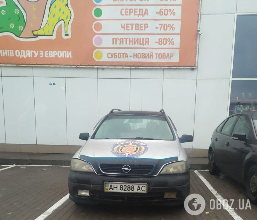 Автомобиль с эмблемой российской "Альфы" заметили на Позняках в Киеве