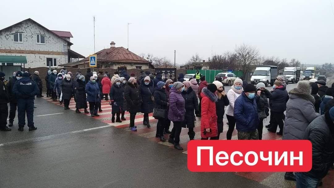 Протестующие против высоких тарифов перекрыли гострассы Украины и добрались до дачи Зеленского: фото и видео