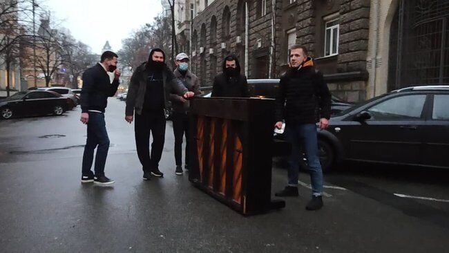 Активісти принесли Зеленському піаніно