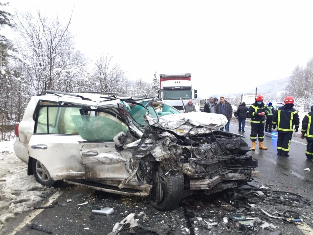 Водитель Lexus Lx570 во время обгона столкнулся с Мercedes-Benz Sprinter.