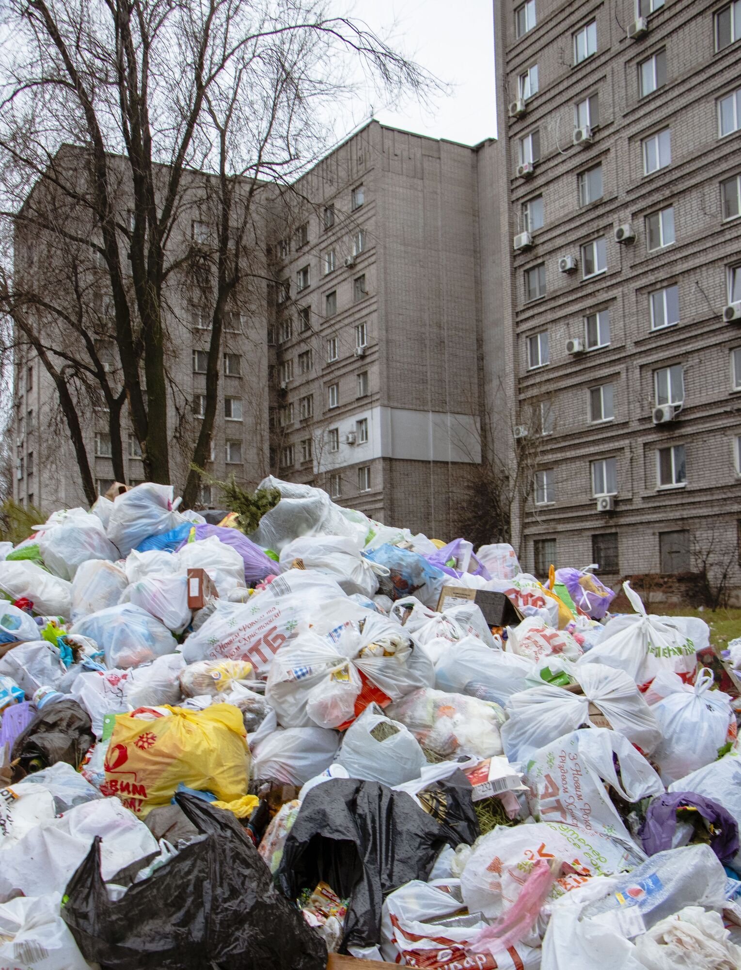 Біля гуртожитків "Дніпрокомунтрансу" утворилося величезне сміттєзвалище