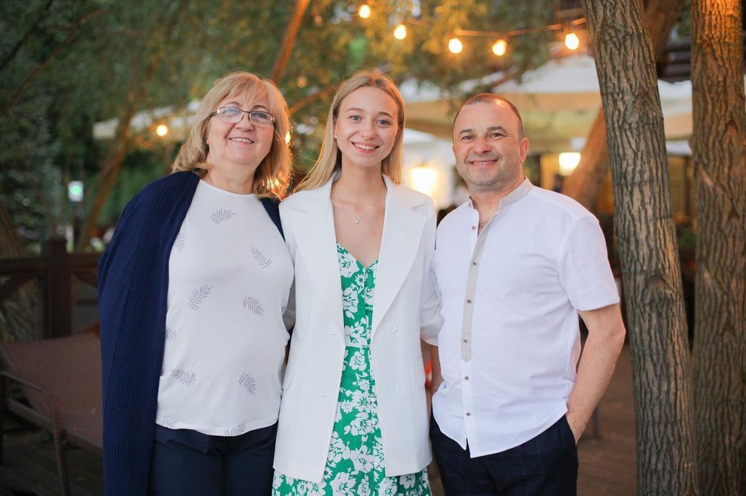 Екатерина Репяхова с мамой и супругом.