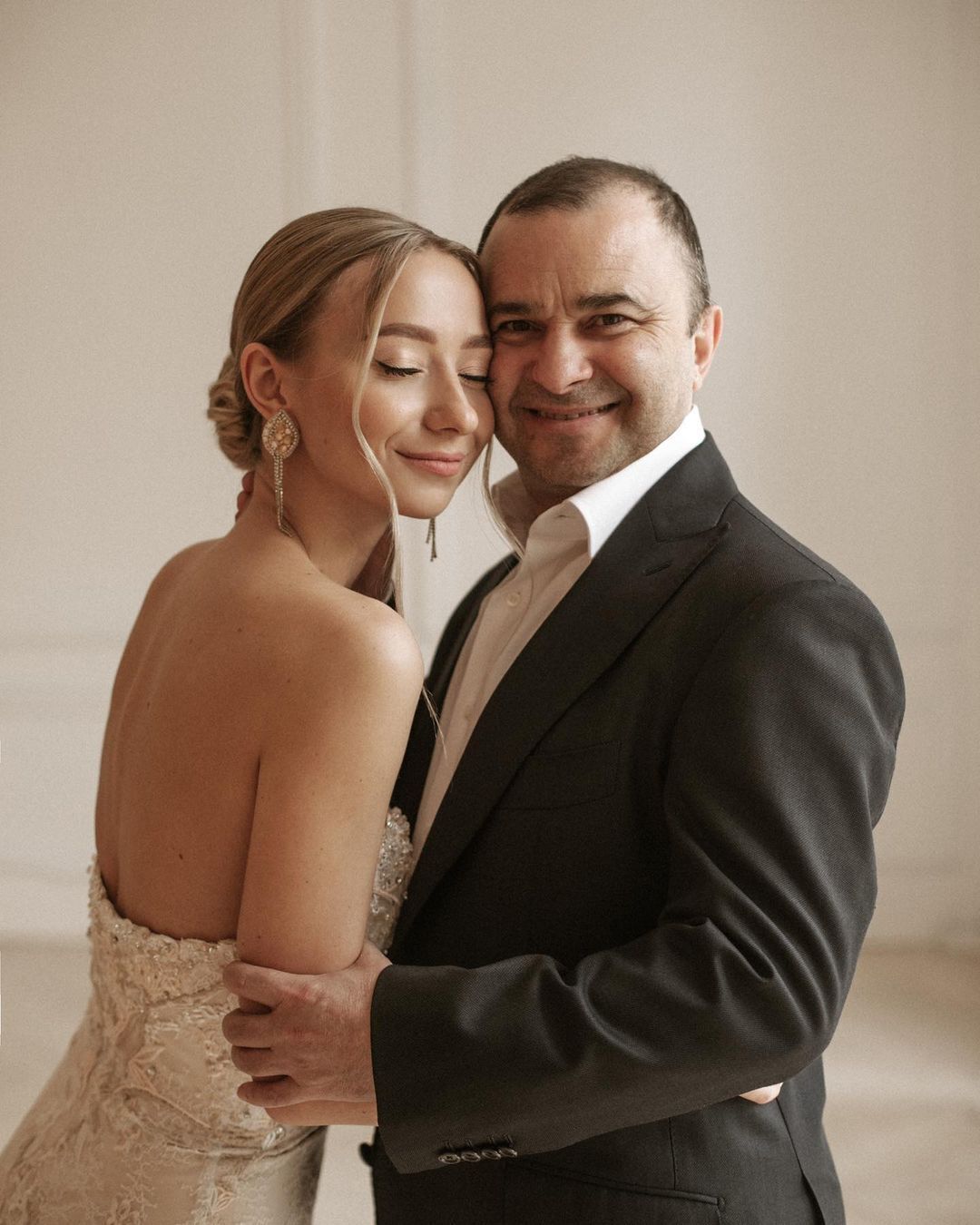 Екатерина Репяхова с мужем Виктором Павликом на свадебной фотосессии.