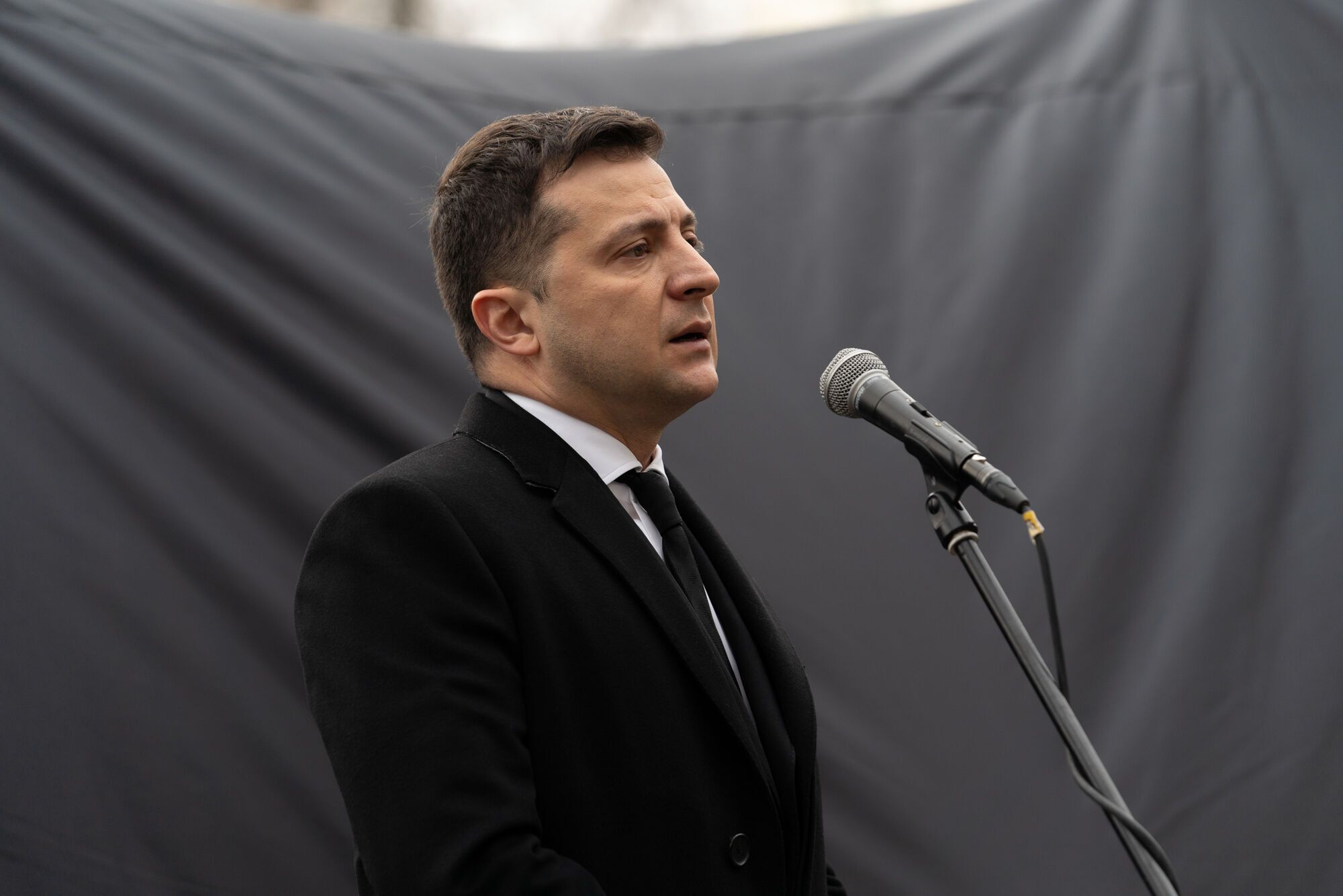 Президент Владимир Зеленский во время открытия инсталляции "Взгляд в прошлое"