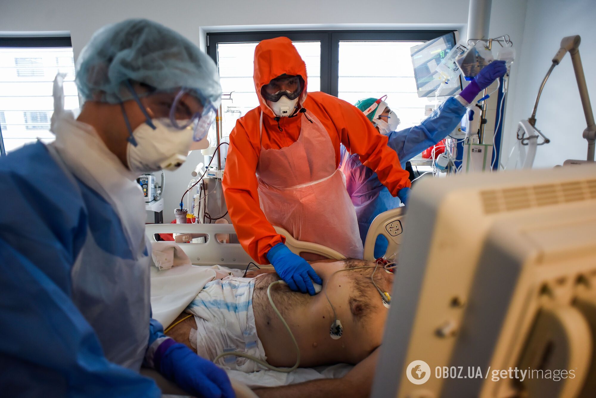 Лікар проводить ультразвукове сканування пацієнта з COVID-19 у відділенні інтенсивної терапії в Кракові