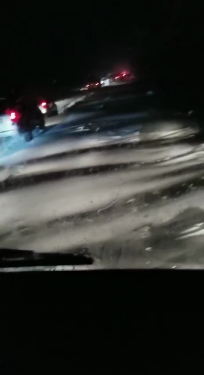 Хвилі снігу на дорозі під Одесою