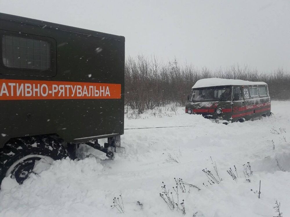 Зі снігового замету відбуксирували карету швидкої допомоги