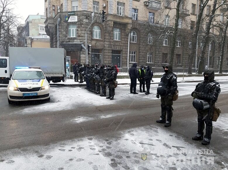 Правоохранители дежурят в правительственном квартале.