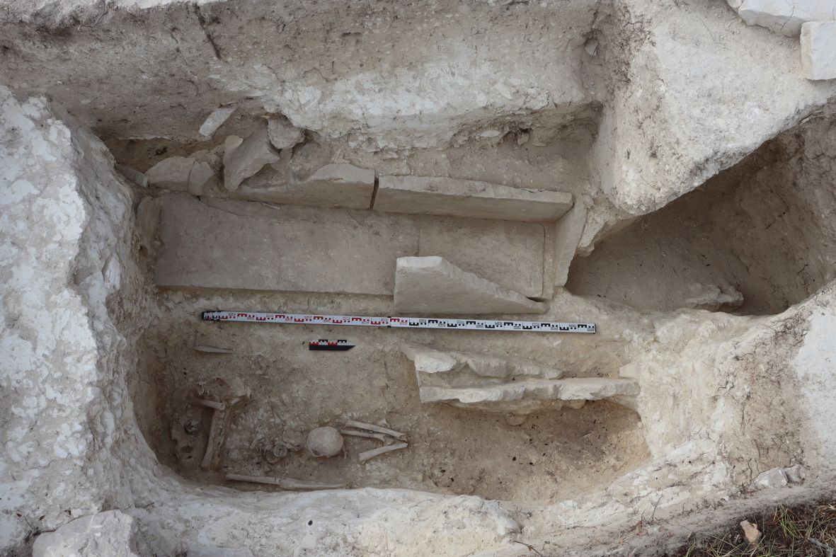 Кам'яний ящик і залишки поховання в підкладці
