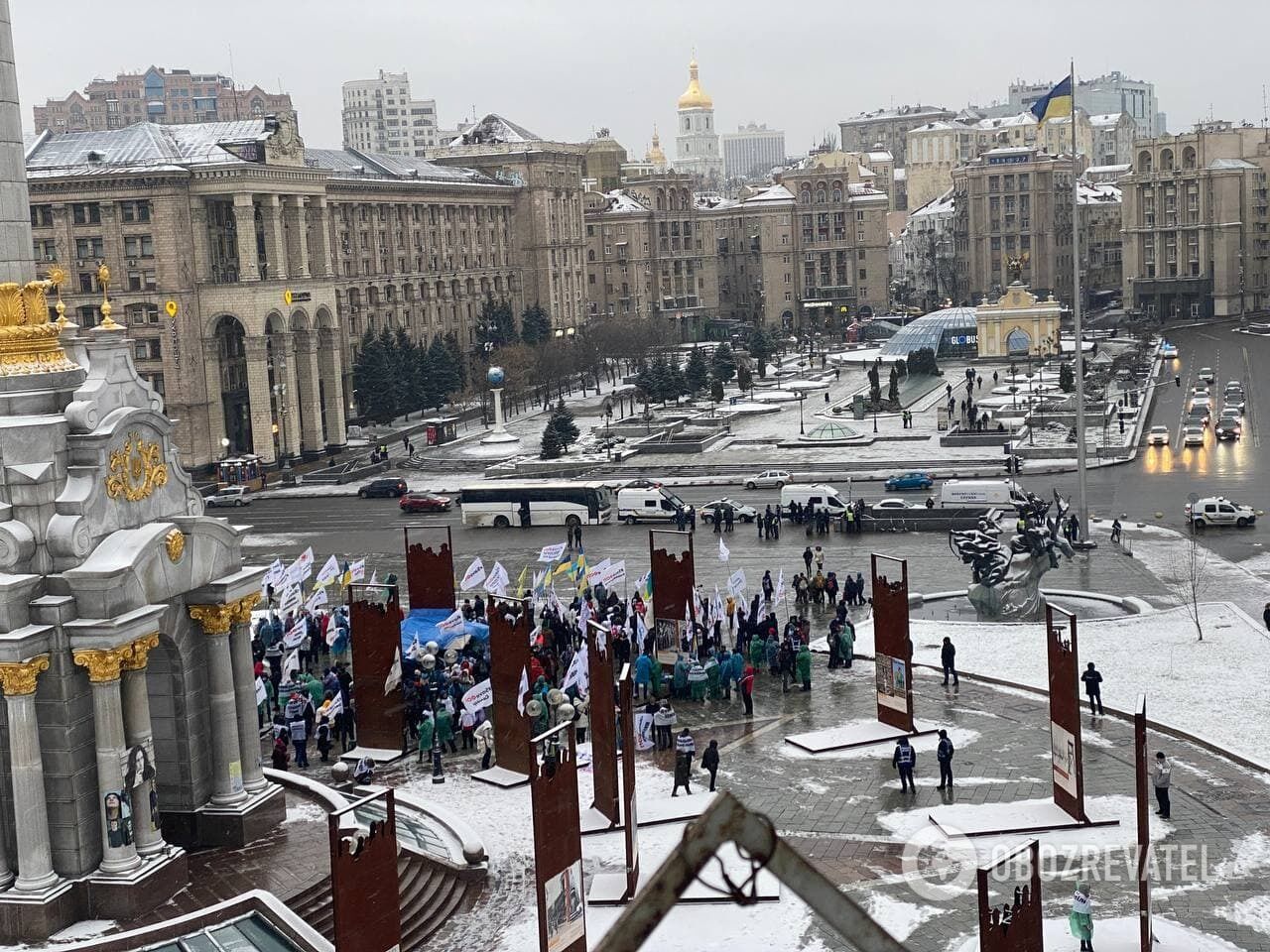 Люди требуют приять ряд законопроектов.