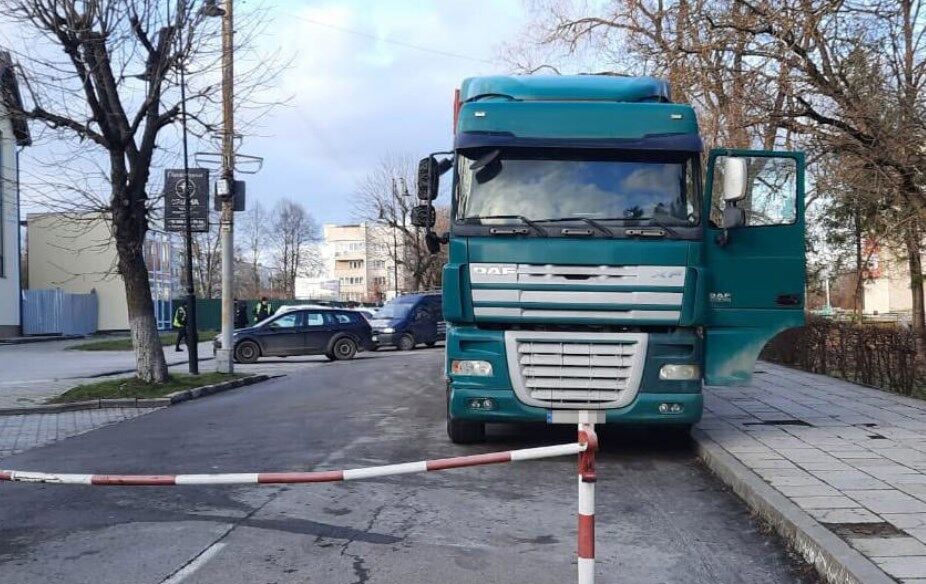 Водій вантажного автомобіля сів за кермо п'яним.