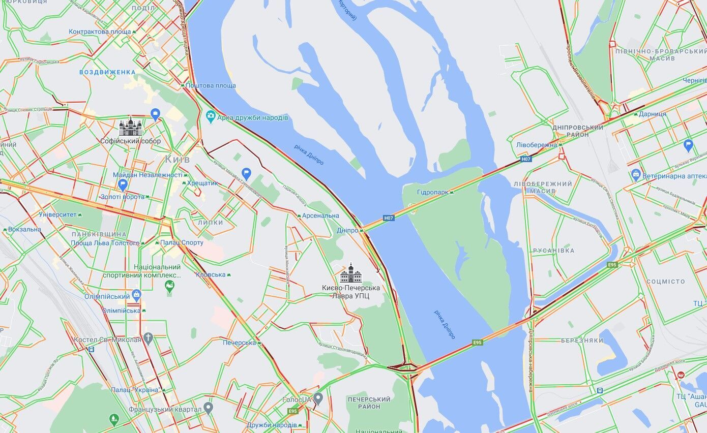 Проблеми з рухом спостерігаються на всіх мостах.