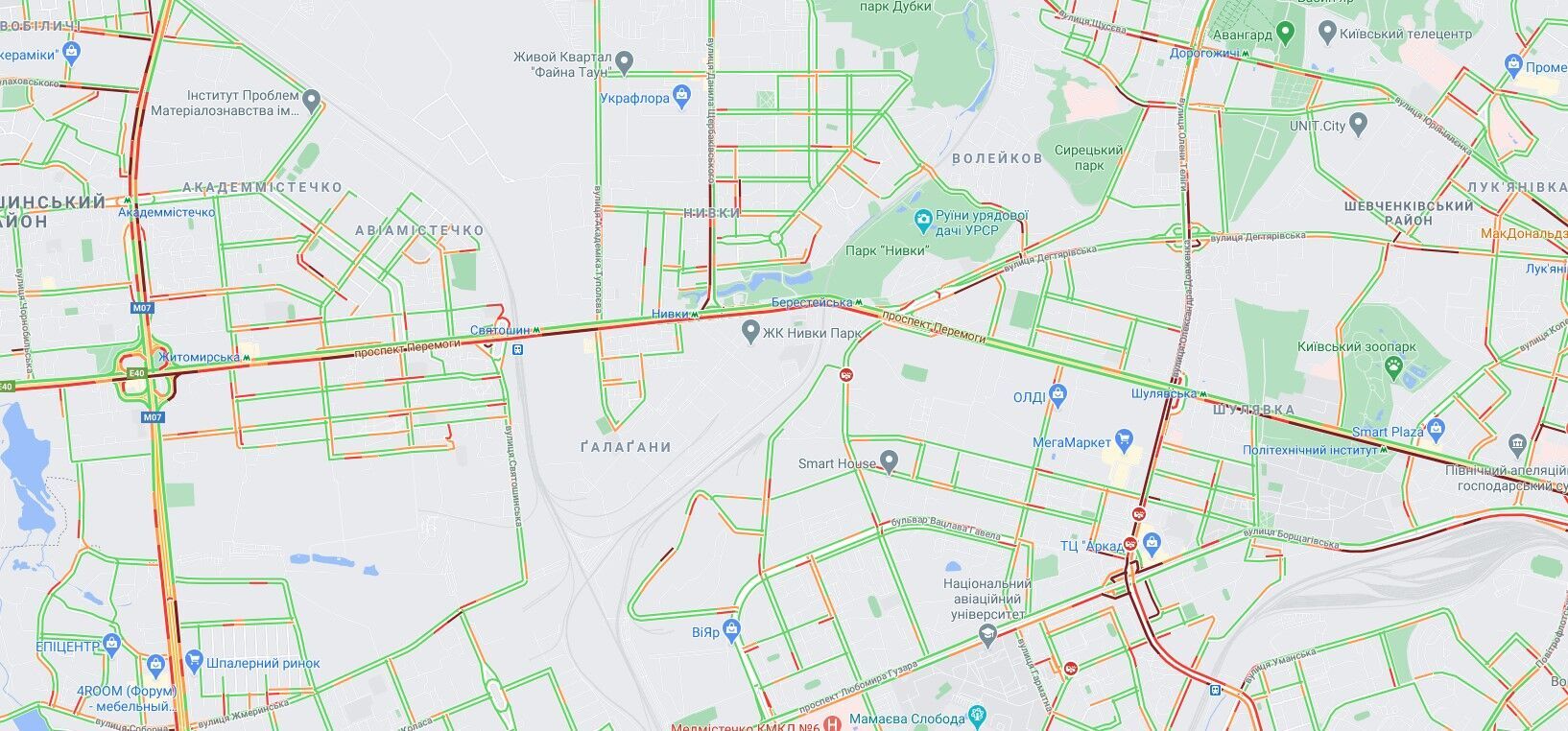 Затори спостерігаються в центрі міста.