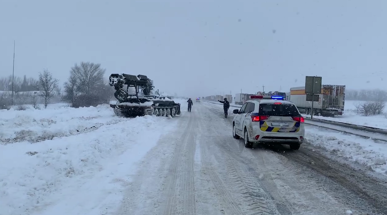 На трасі М-05 Одеса – Київ визволили зі снігового замету автобус із пасажирами