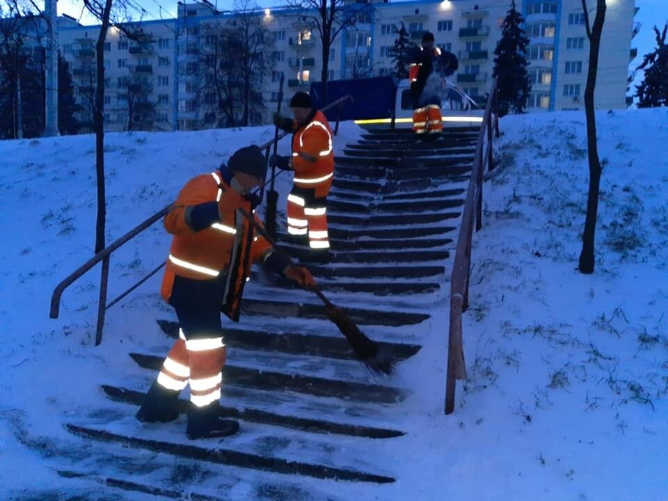 От снега расчищают лестницы и тротуары