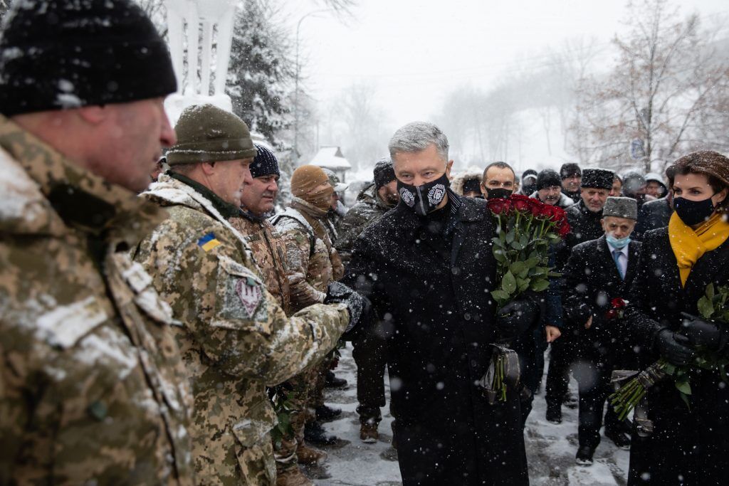 Порошенко и депутаты "ЕС" почтили Героев Крут на Аскольдовой могиле