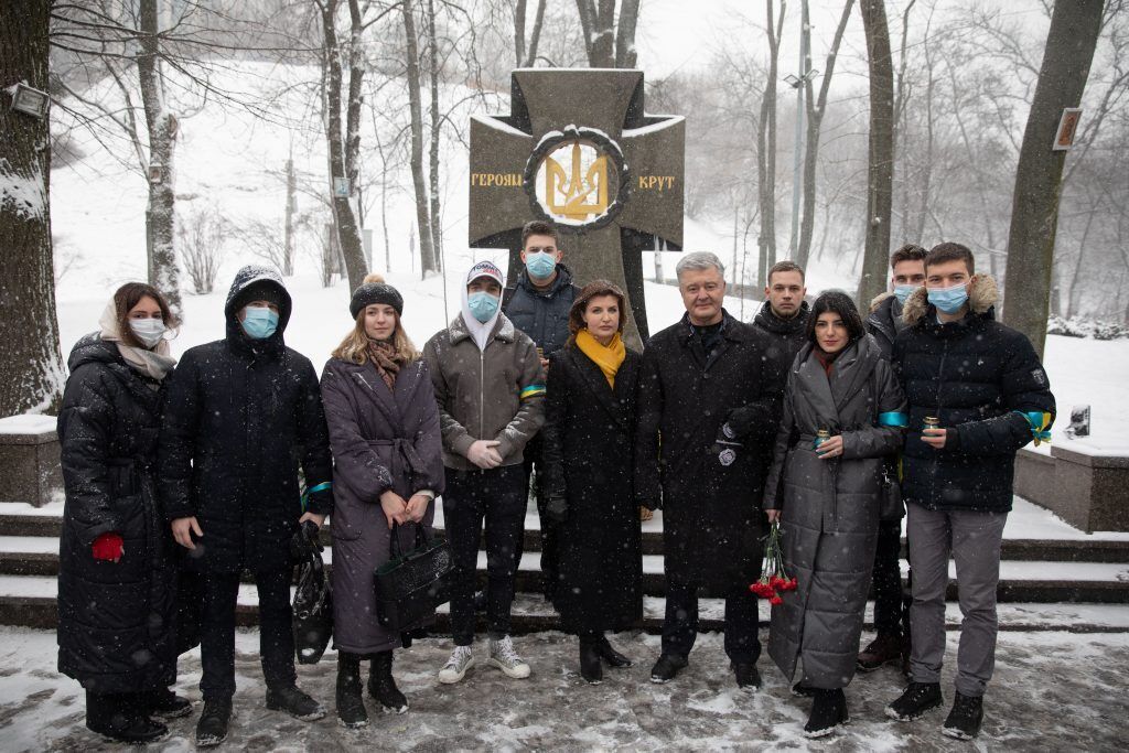 Порошенко та депутати "ЄС" вшанували Героїв Крут на Аскольдовій могилі