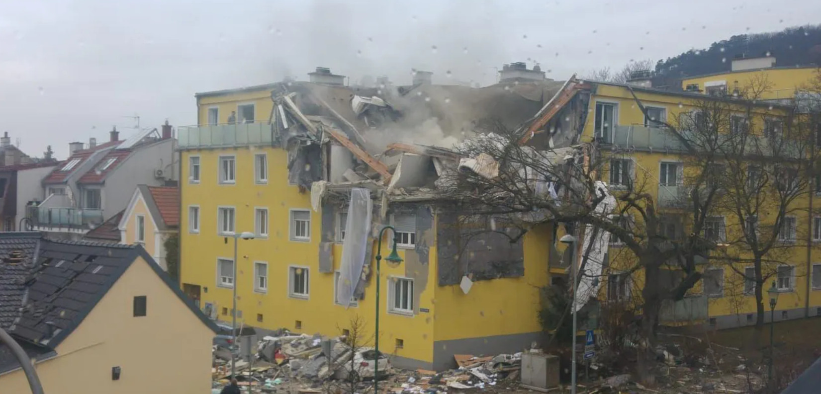 Взрыв в Австрии разрушил крышу дома.