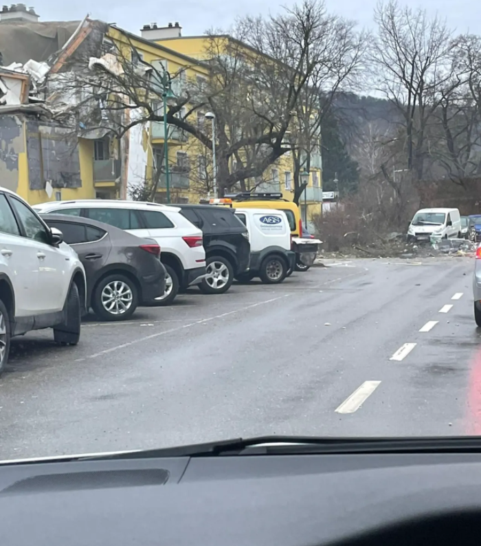 Взрыв в Австрии повредил припаркованные авто.