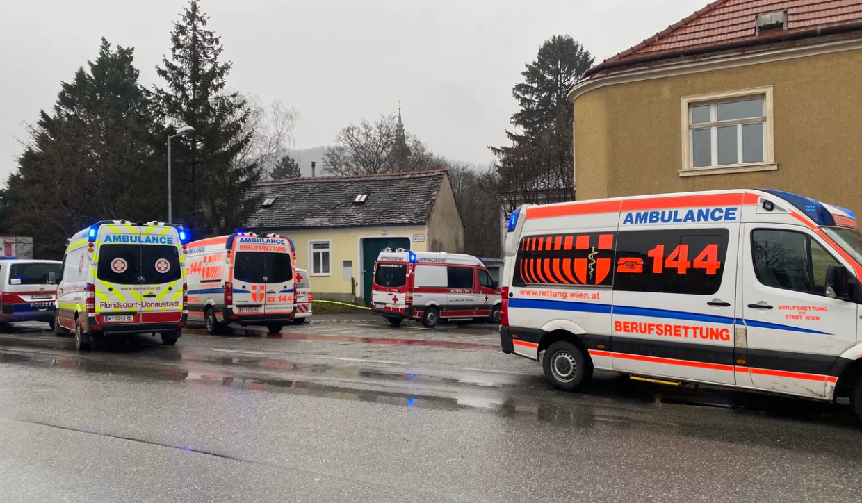 Кареты скорой помощи прибыли на место ЧП в Австрии.