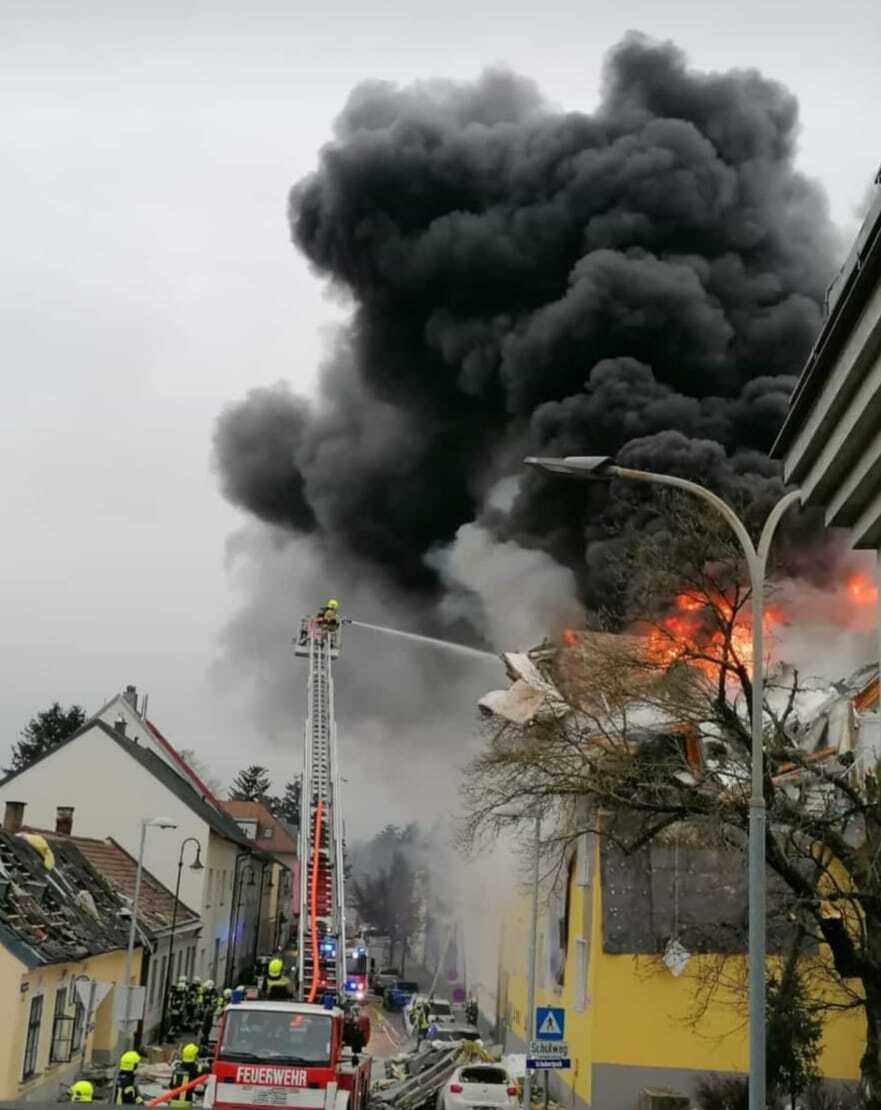 Крупный пожар охватил дом в Австрии после взрыва.