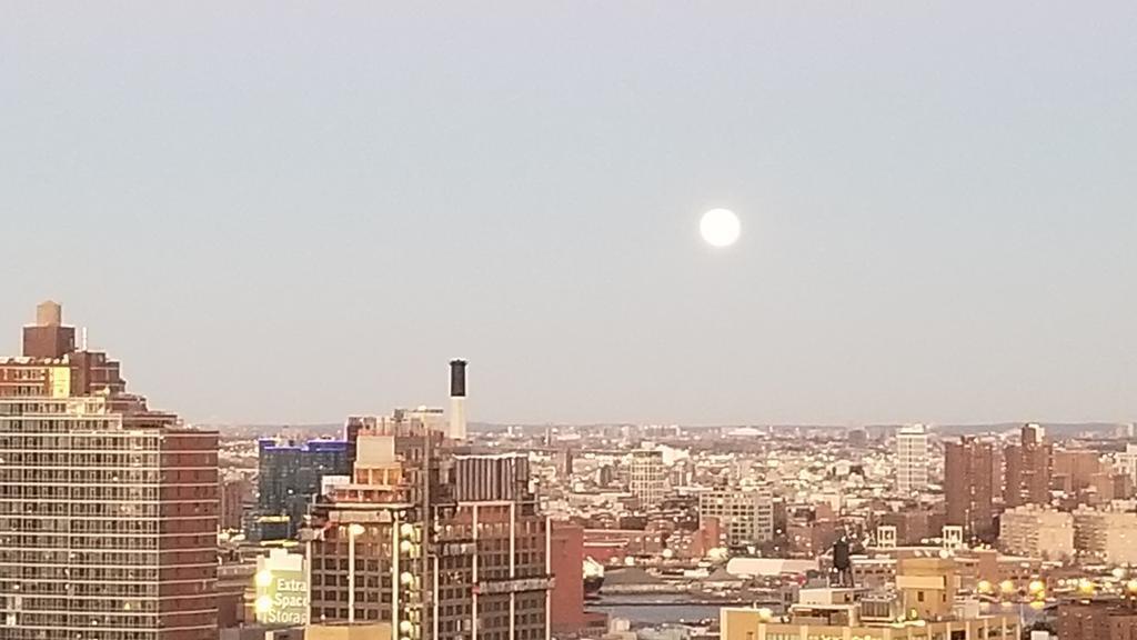 Повний Місяць над Нью-Йорком