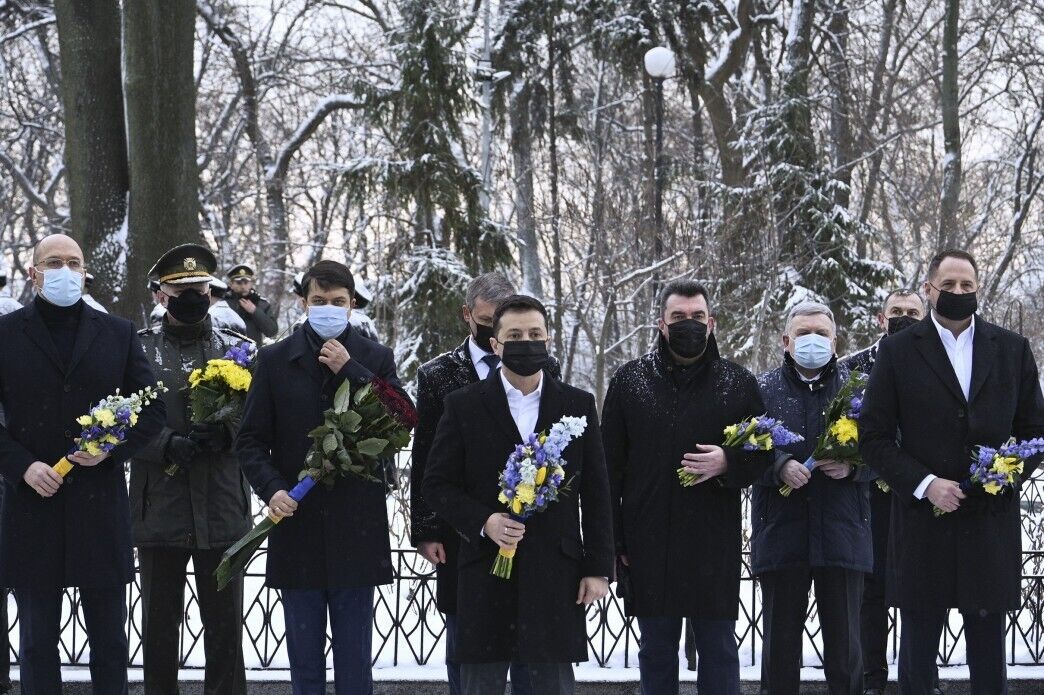 Владимир Зеленский и политическое руководство Украины почтили погибших в бою под Крутами.