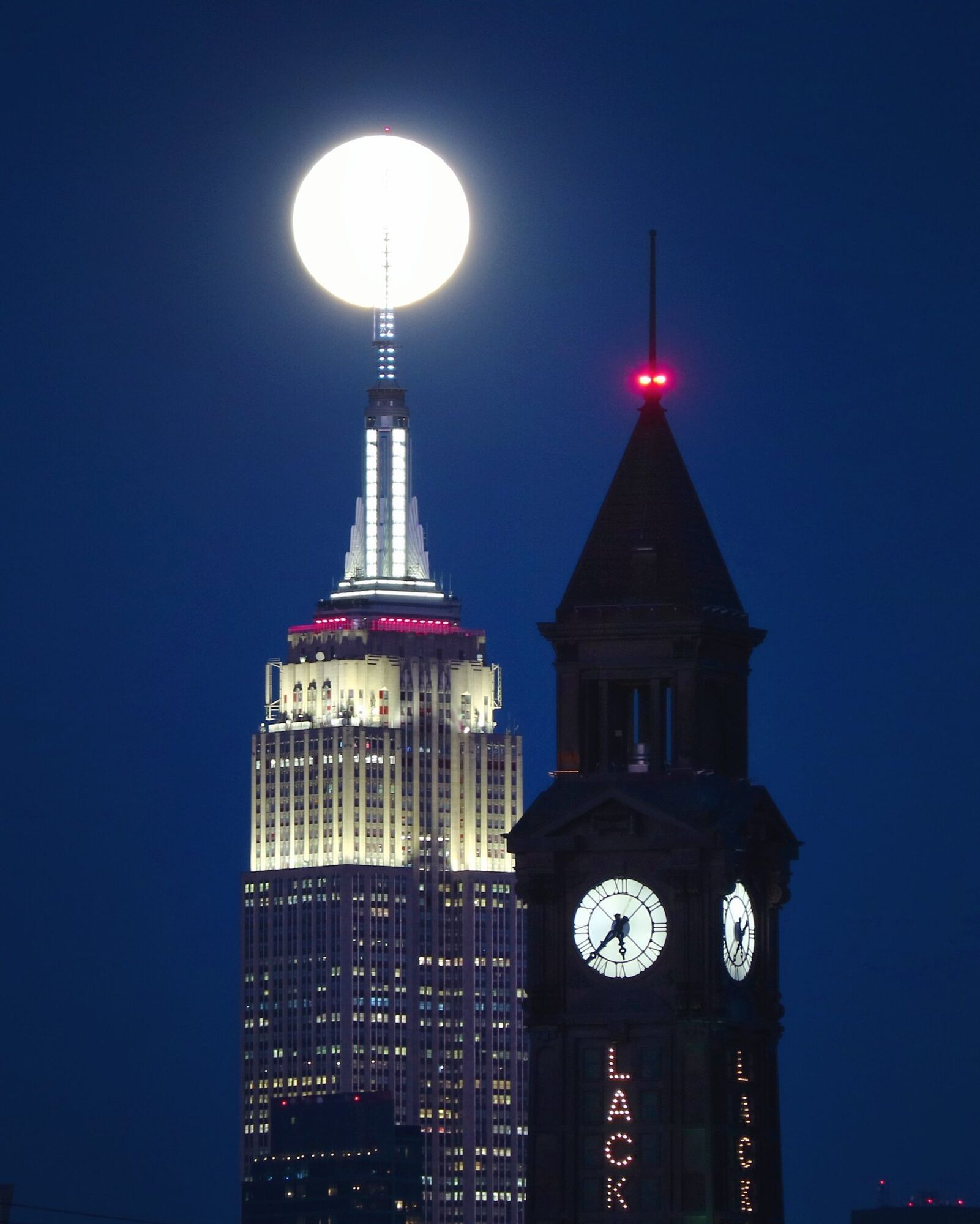 Полная Луна над Нью-Йорком