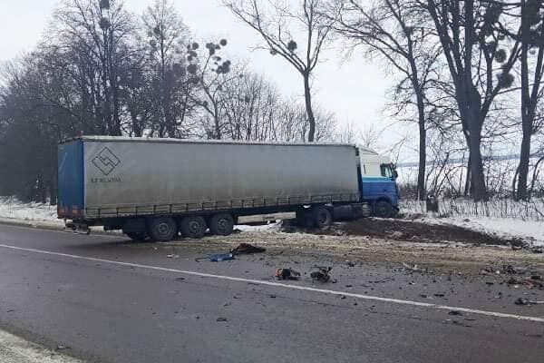 Від події зіткнення обидва автомобілі вилетіли в кювет