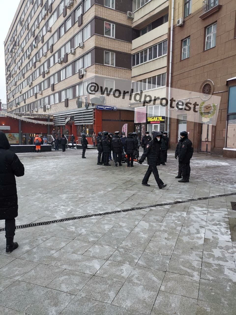 В Москве на Тверской улице мужчина совершил самоподжог