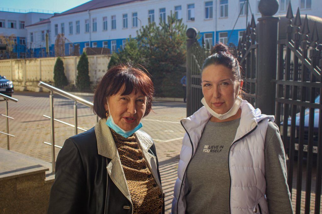 Любовь и Наталья Приходько возле здания Южного окружного военного суда