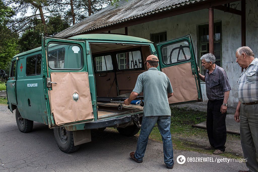 В Україні досі в районах їздять ось такі автомобілі швидкої допомоги