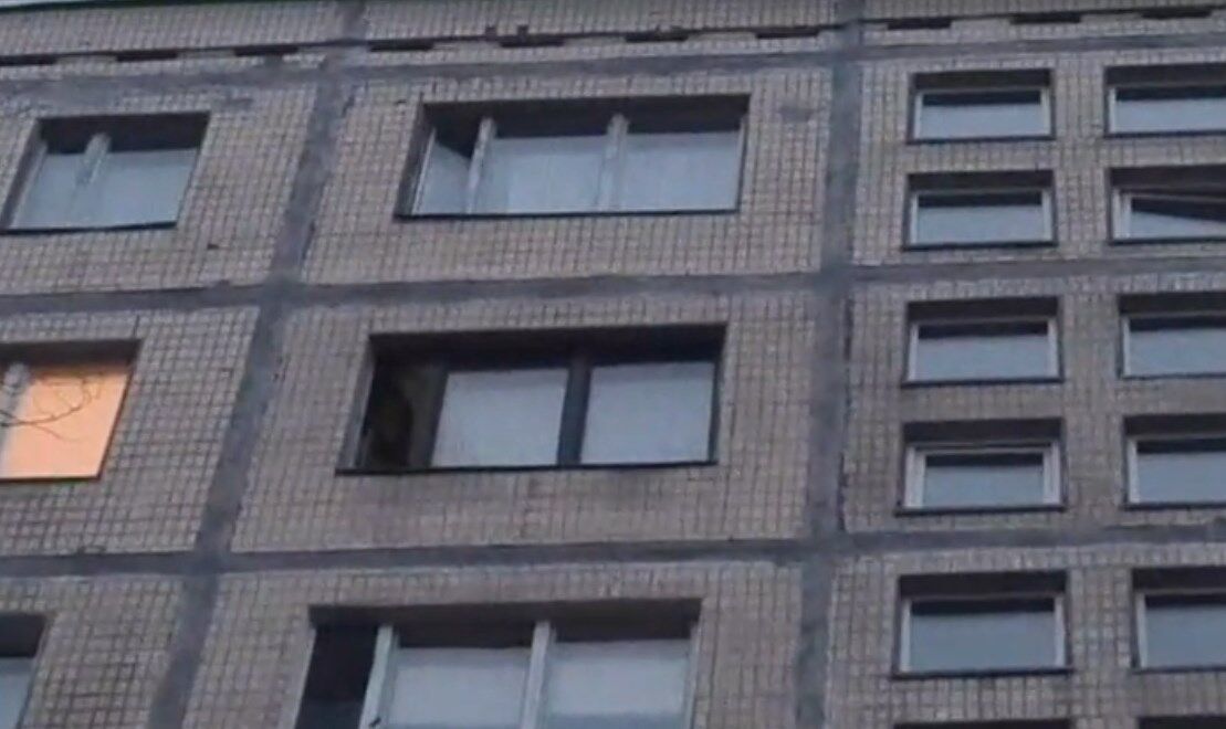 Ребенок выпал из окна восьмого этажа.