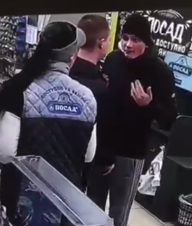 В Харькове мужчина ударил продавца в супермаркета ногой по лицу