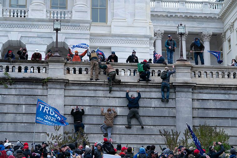 Під будівлею Конгресу