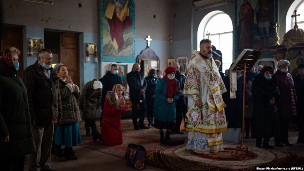 Архієпископ Климент читає Євангеліє.