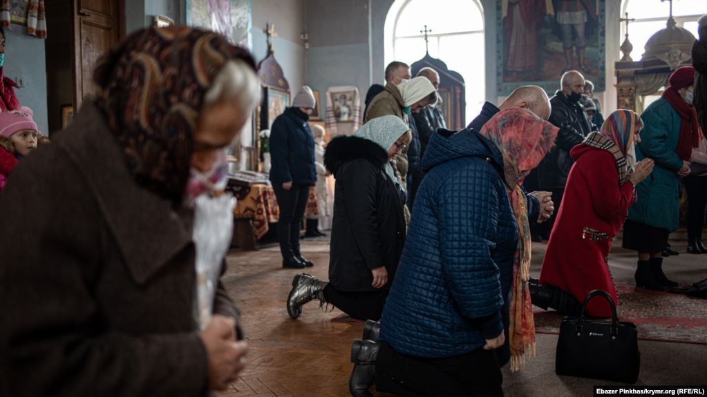 Прихожане молятся во время богослужения.