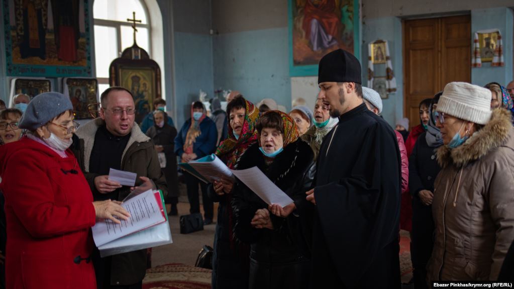 Колядки після служби.