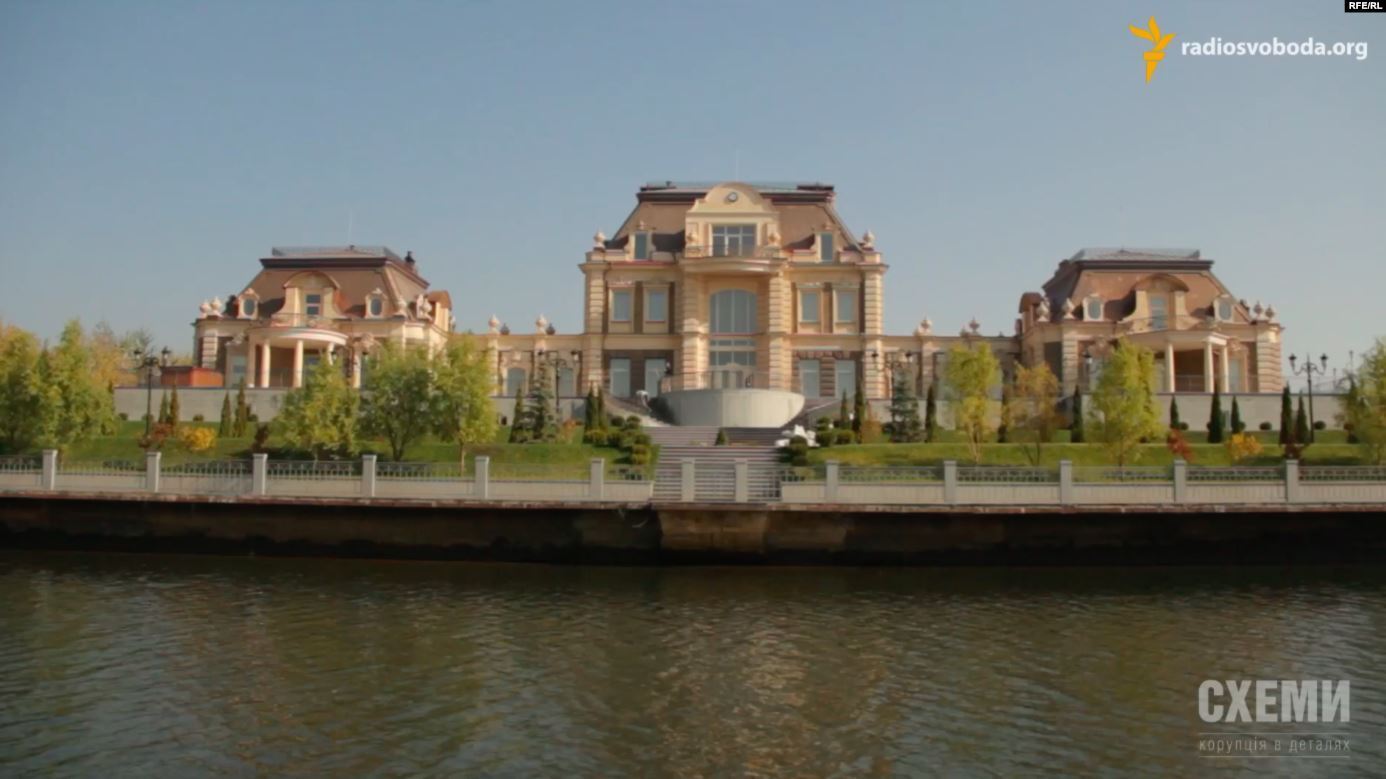 Будинок розташований на березі річки.
