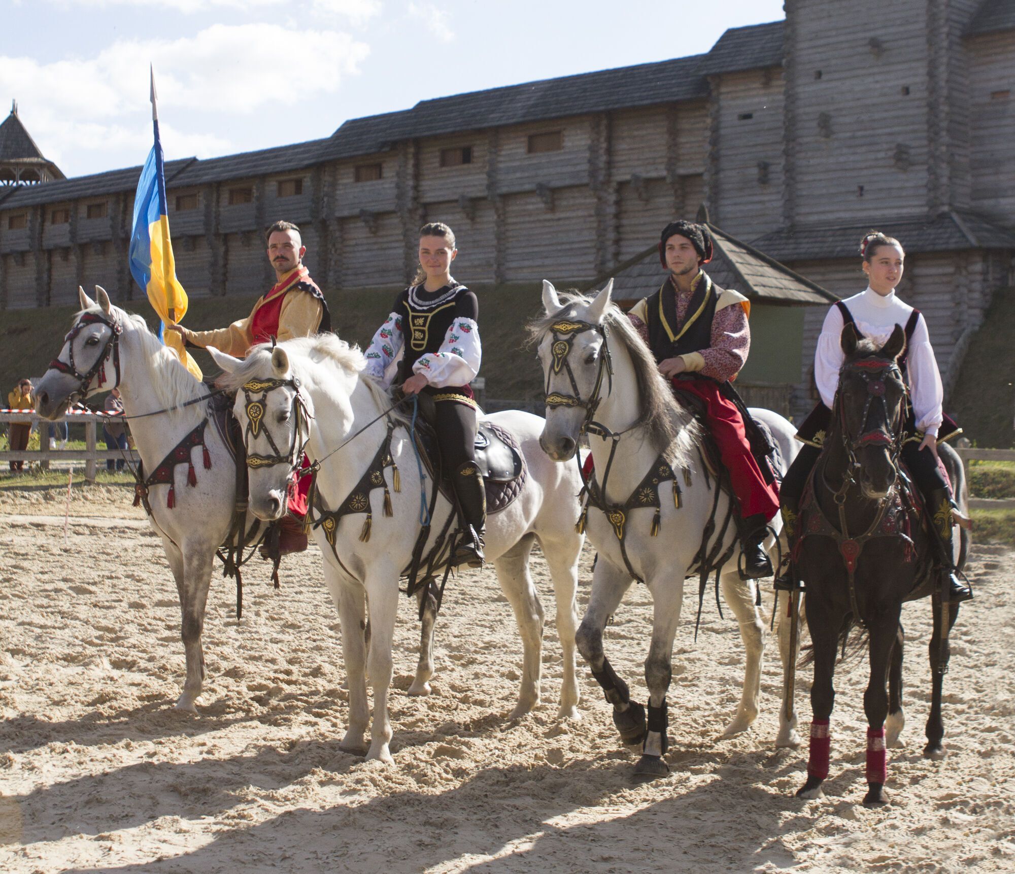 В "Парке Киевская Русь" состоялся фестиваль конно-трюкового искусства "Кентавры". Фото