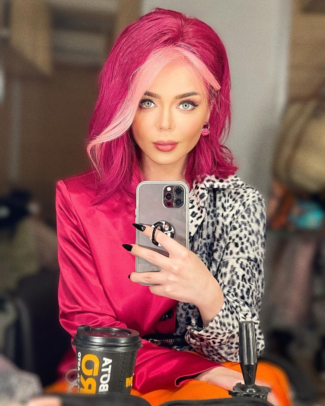 Алина Гросу с розовыми волосами