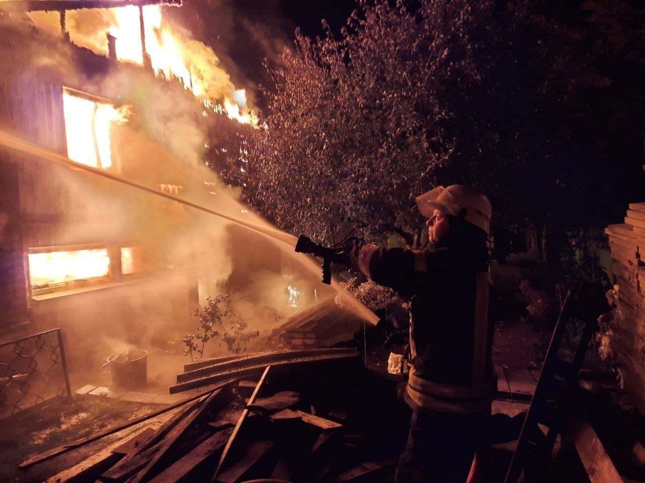 Пожар возник в частном доме.