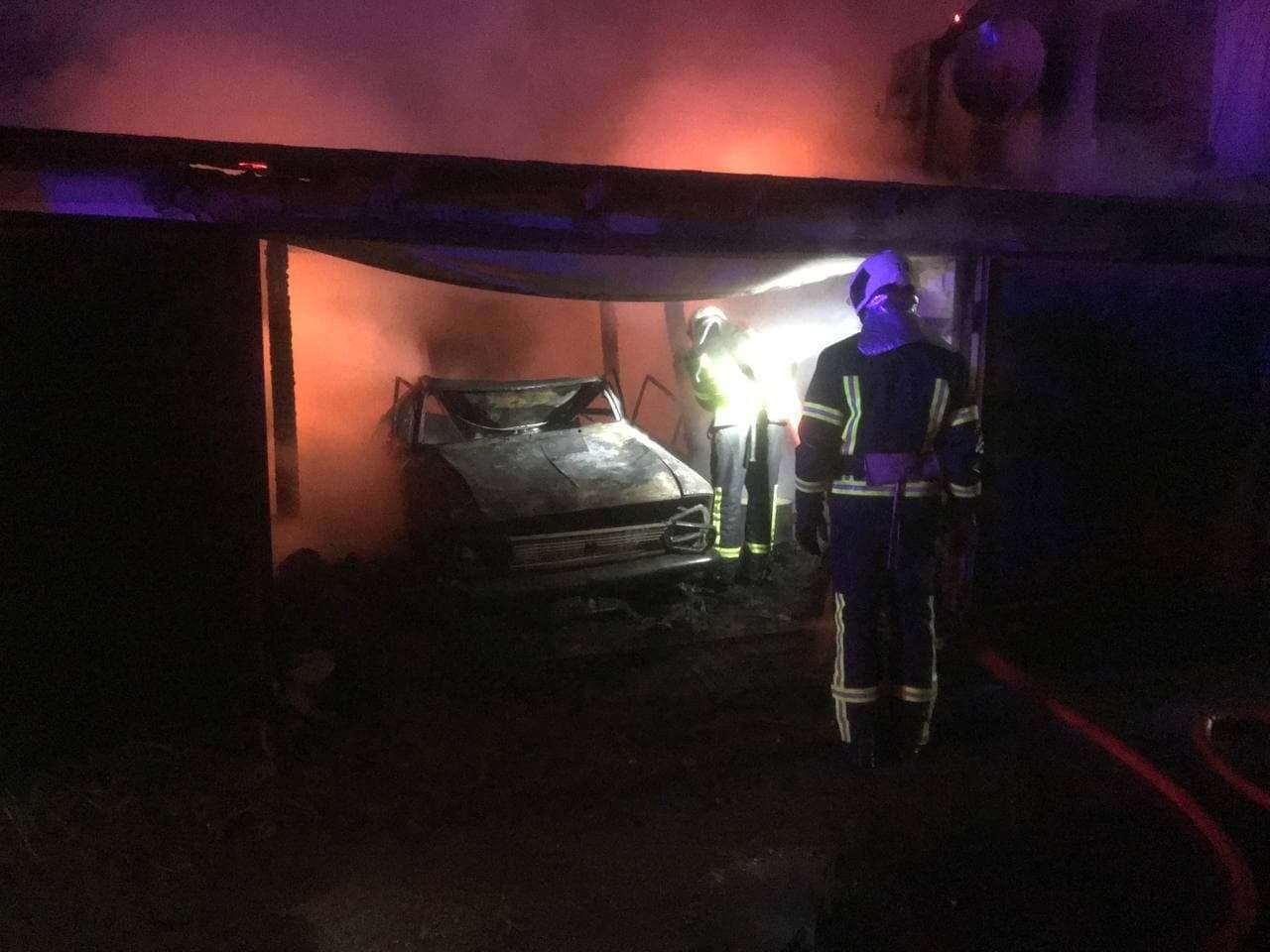 Также сгорел гараж и автомобиль.