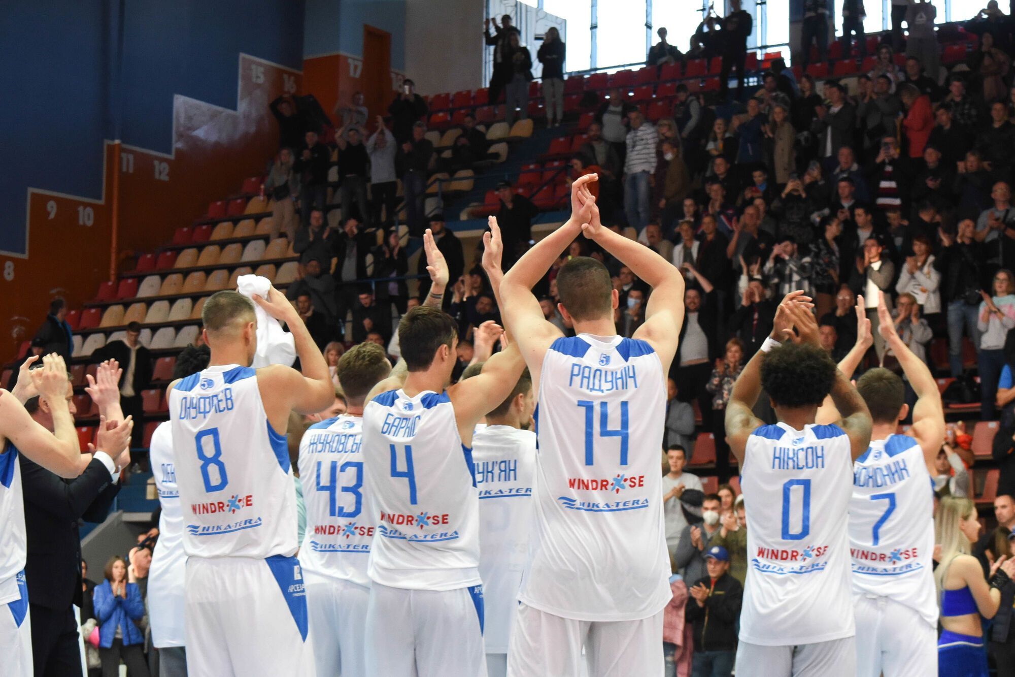 Баскетболісти "Миколаєва" дякують вболівальникам.