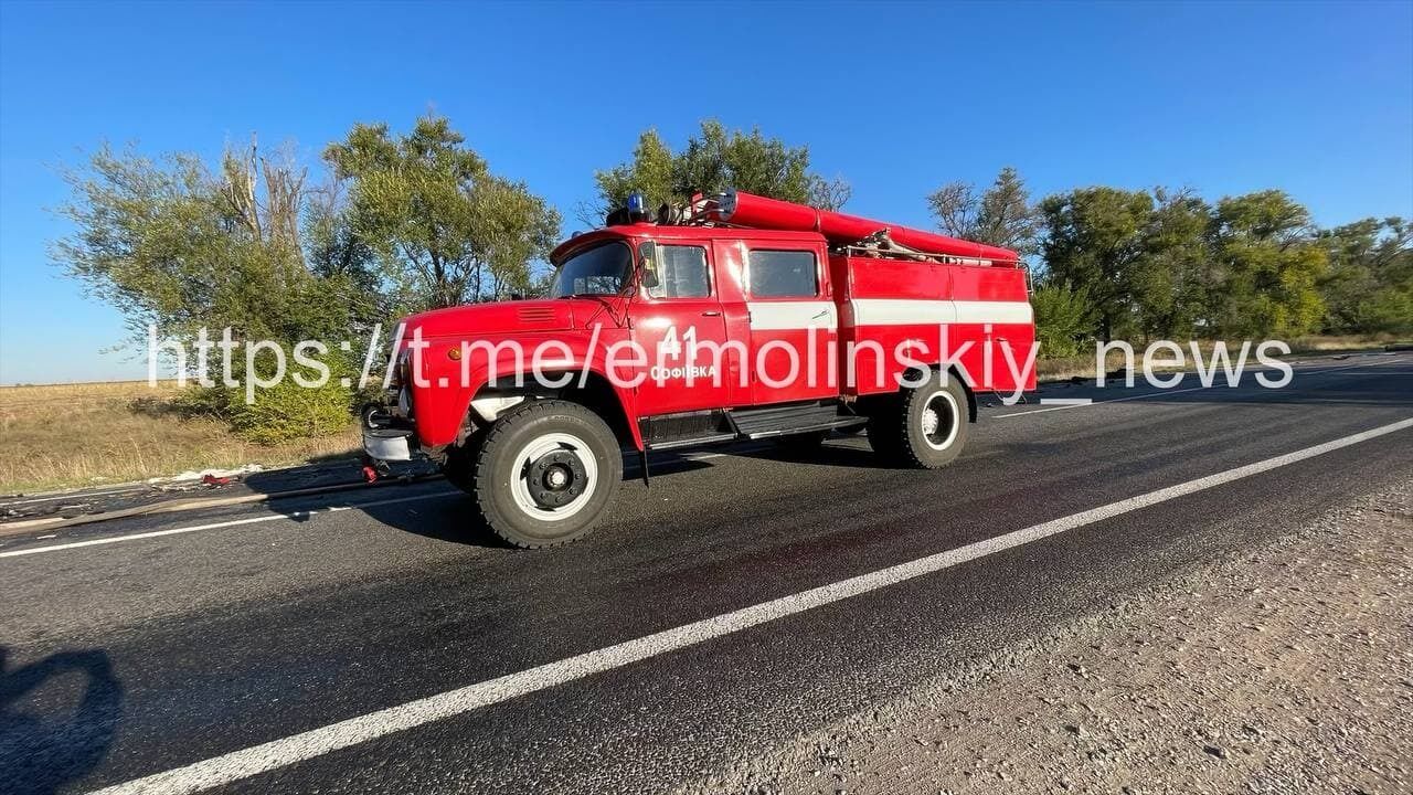 На место ДТП приехали спасатели.