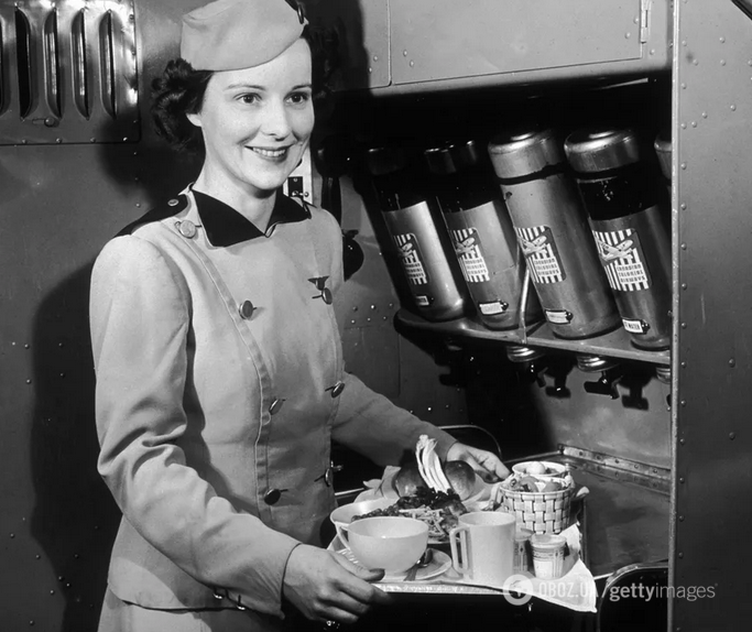 Стюардеса Canadian Colonial Airways з підносом з їжею і напоями, 1940-ті роки.