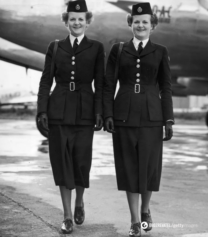 Сестри-близнючки Барбара і Шейла Гордон в формі бортпровідників в Англії, близько 1945 року.